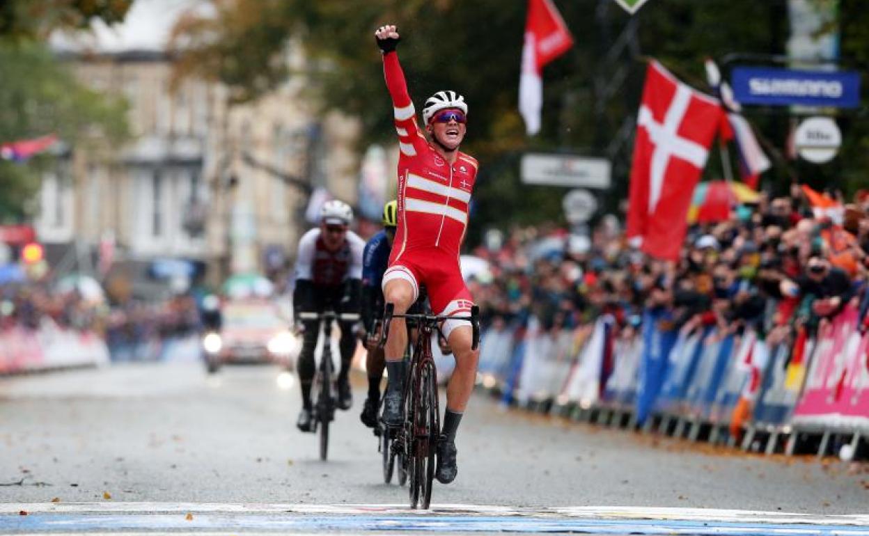 Pedersen celebra su victoria en el Mundial de ciclismo en ruta.