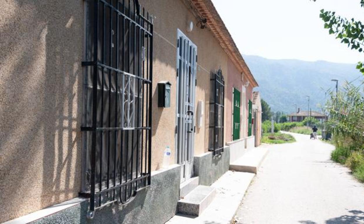 El portal de la vivienda en el que habría tenido lugar el crimen.