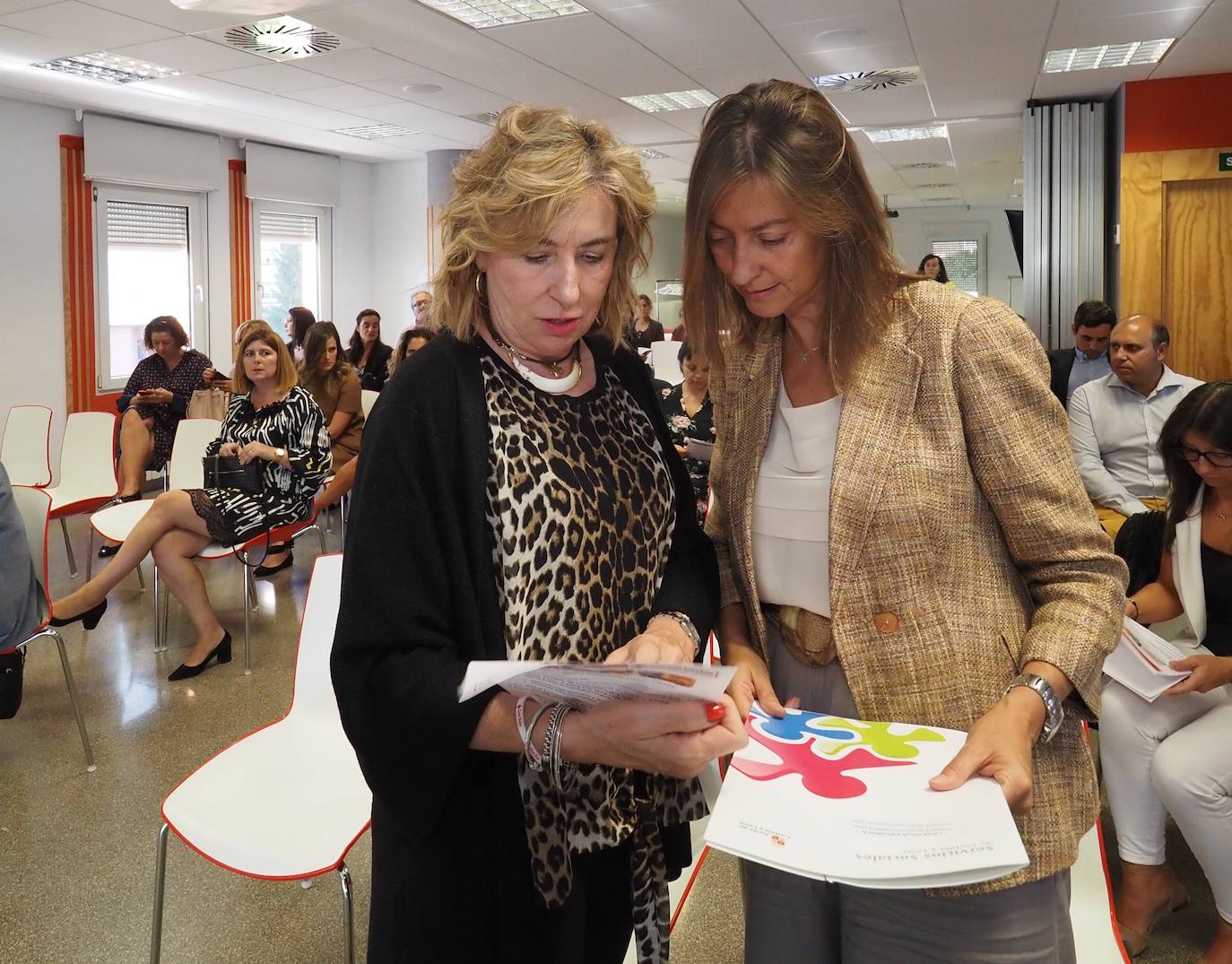 La presidenta de Cruz Roja Española en Valladolid, Rosa Urbón (I), y la directora general de Familias, Infancia y Atención a la Diversidad, Esperanza Vázquez, presentan los resultados del Operativo de Inclusión Social y Economía Social (Poises) 2016-2019 de la ONG.