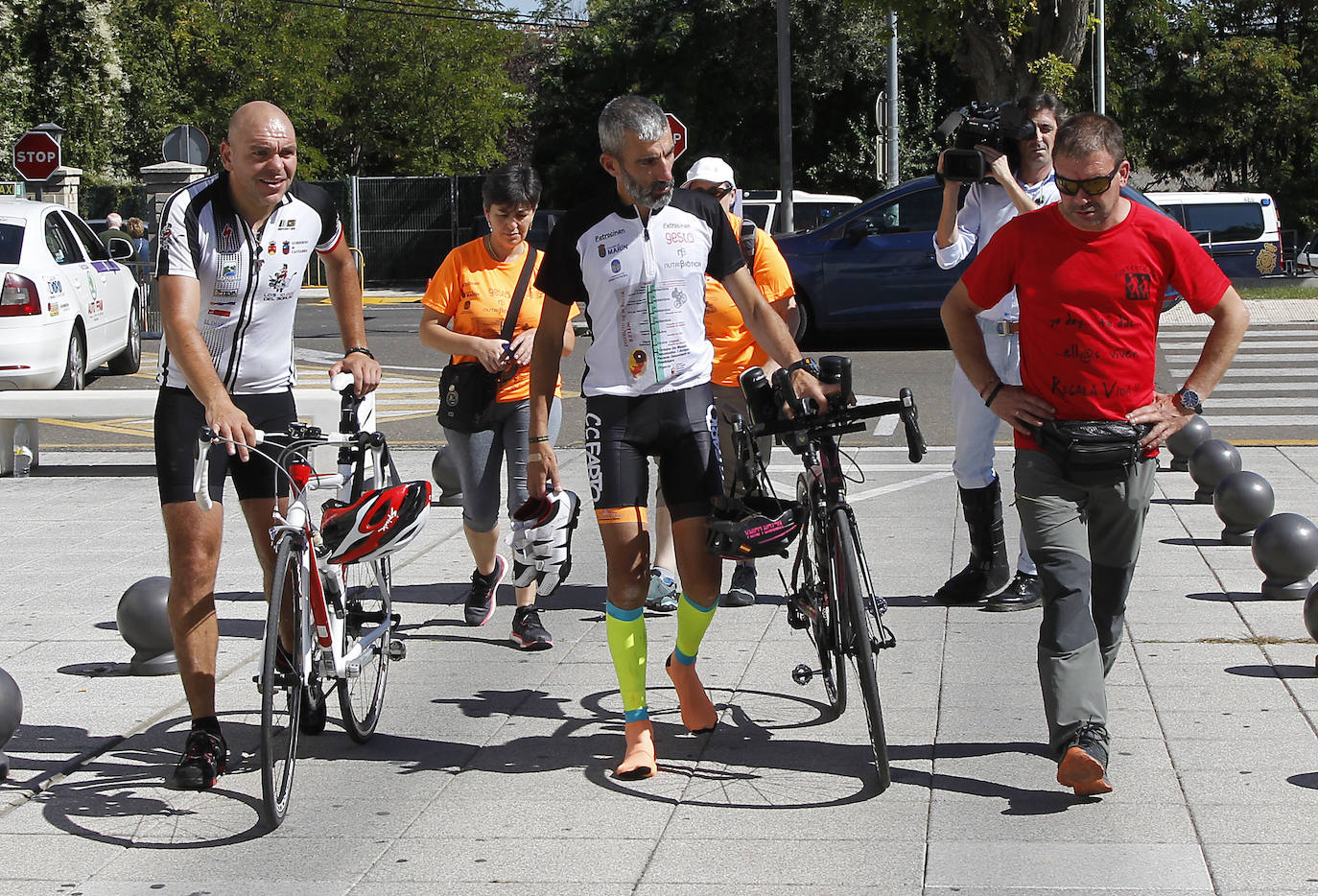 Víctor Loira (D); junto a Manolo Martín (I), paredeño afincado en Valladolid, llegan al hospital Río Carrión de Palencia, en su marcha en bicicleta entre Pontevedra y Guadalajara para reivindicar mejoras a personas ostomizadas.