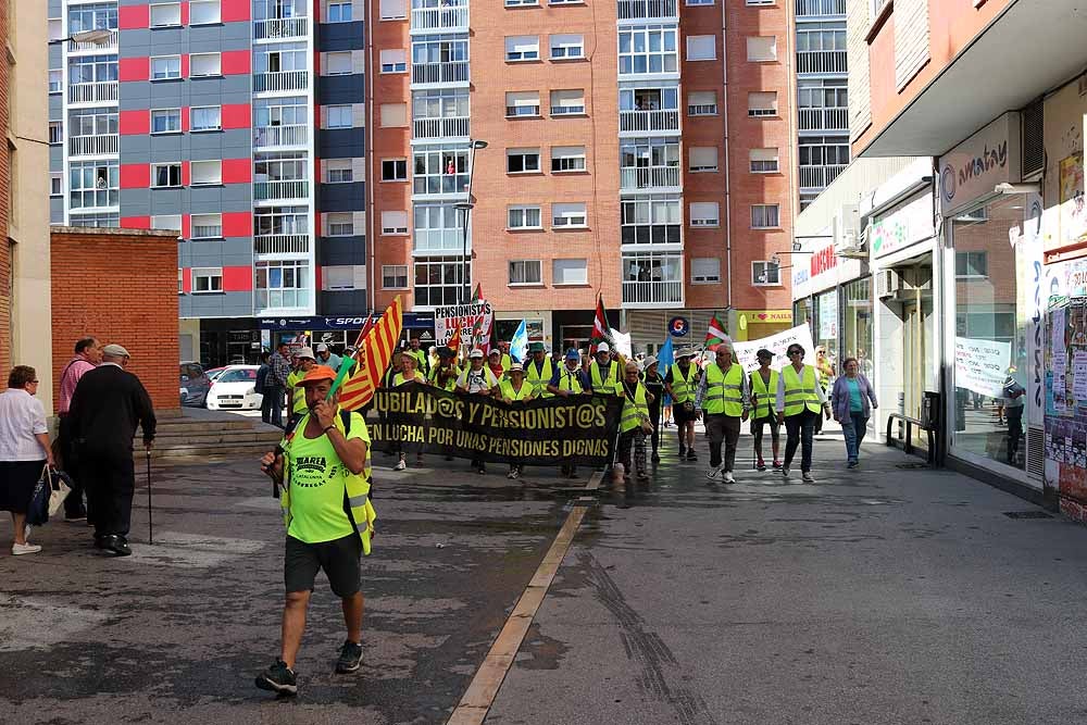 Los pensionistas de la Columna Norte que se están desplazando a pie a Madrid desde Bilbao para participar el 16 de octubre en la movilización en Defensa del Sistema Público de Pensiones ha llegado esta mañana a Burgos y ha recibido el apoyo de la Coordinadora de Pensionistas burgalesa.