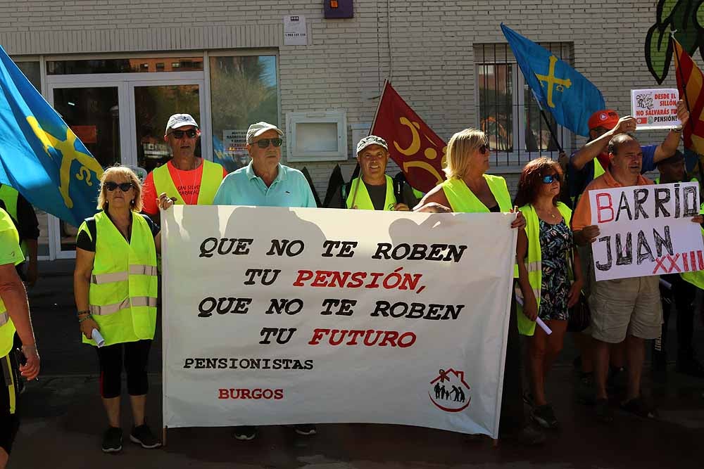 Los pensionistas de la Columna Norte que se están desplazando a pie a Madrid desde Bilbao para participar el 16 de octubre en la movilización en Defensa del Sistema Público de Pensiones ha llegado esta mañana a Burgos y ha recibido el apoyo de la Coordinadora de Pensionistas burgalesa.