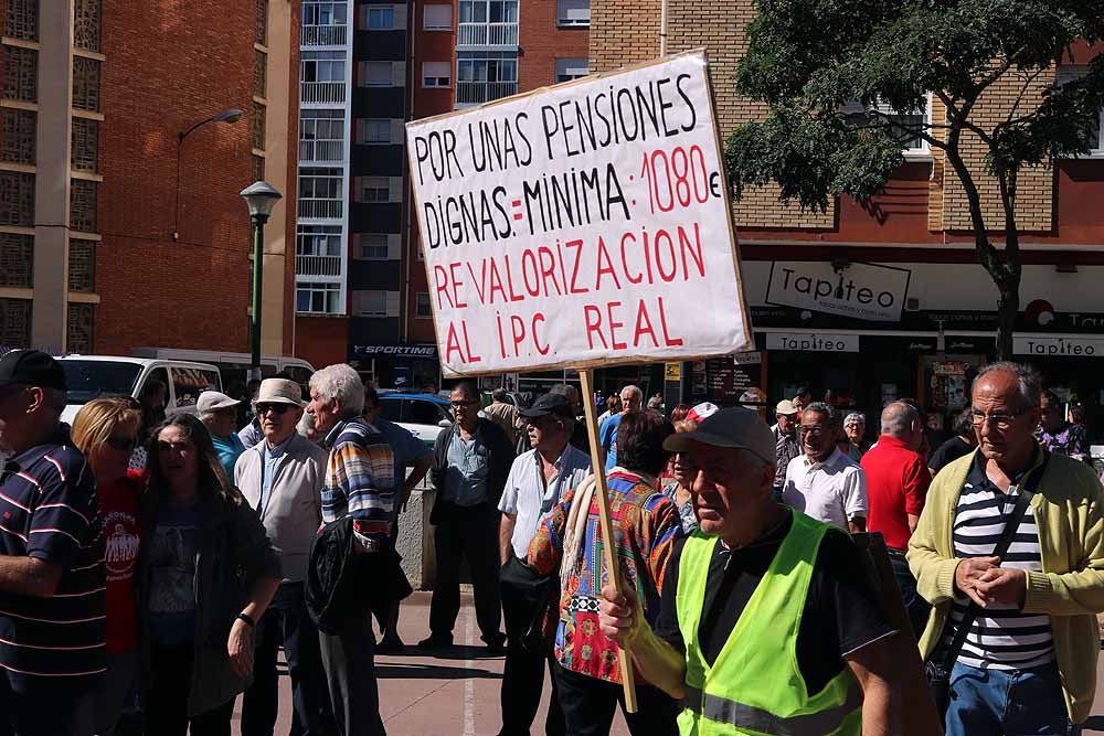 Los pensionistas de la Columna Norte que se están desplazando a pie a Madrid desde Bilbao para participar el 16 de octubre en la movilización en Defensa del Sistema Público de Pensiones ha llegado esta mañana a Burgos y ha recibido el apoyo de la Coordinadora de Pensionistas burgalesa.