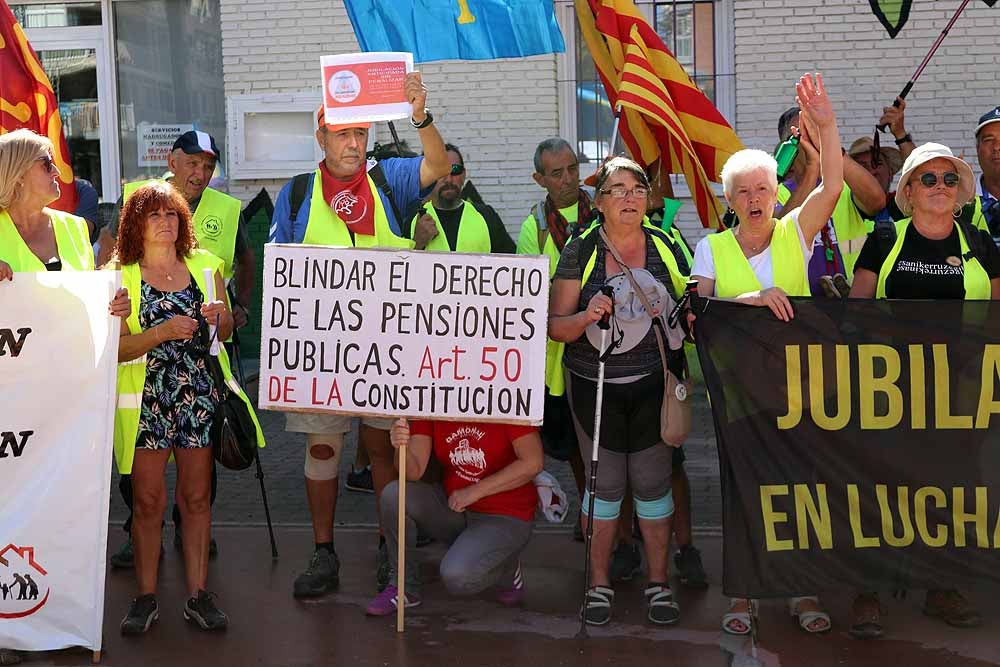 Los pensionistas de la Columna Norte que se están desplazando a pie a Madrid desde Bilbao para participar el 16 de octubre en la movilización en Defensa del Sistema Público de Pensiones ha llegado esta mañana a Burgos y ha recibido el apoyo de la Coordinadora de Pensionistas burgalesa.