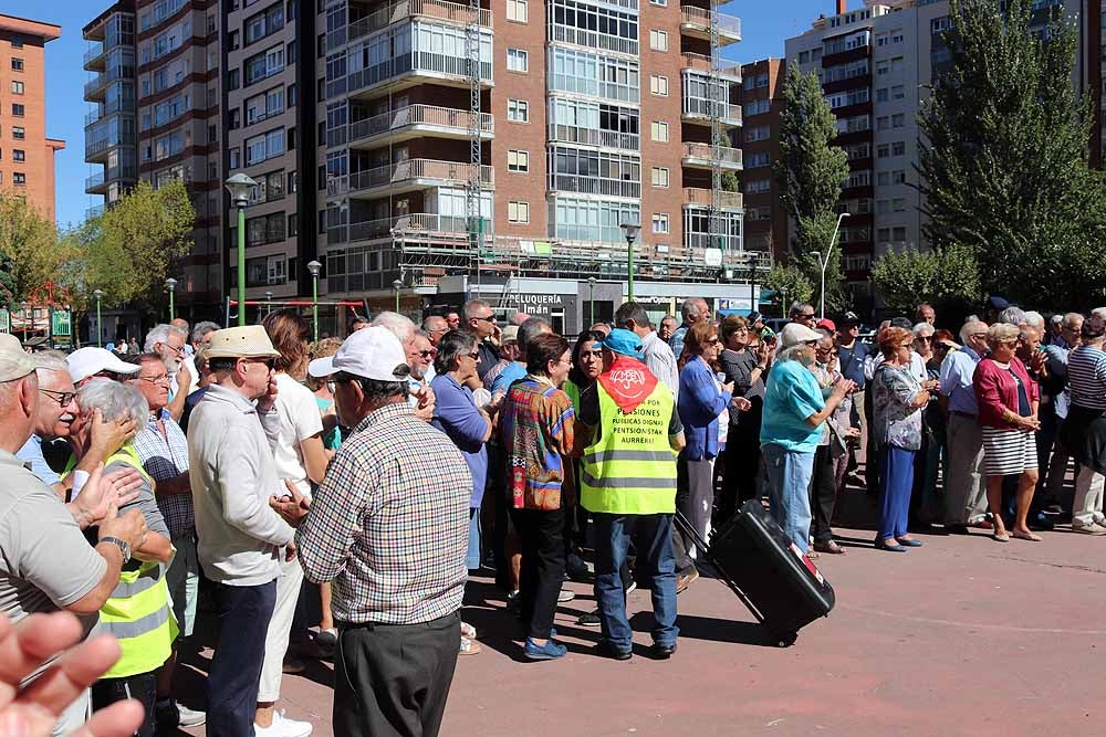 Los pensionistas de la Columna Norte que se están desplazando a pie a Madrid desde Bilbao para participar el 16 de octubre en la movilización en Defensa del Sistema Público de Pensiones ha llegado esta mañana a Burgos y ha recibido el apoyo de la Coordinadora de Pensionistas burgalesa.