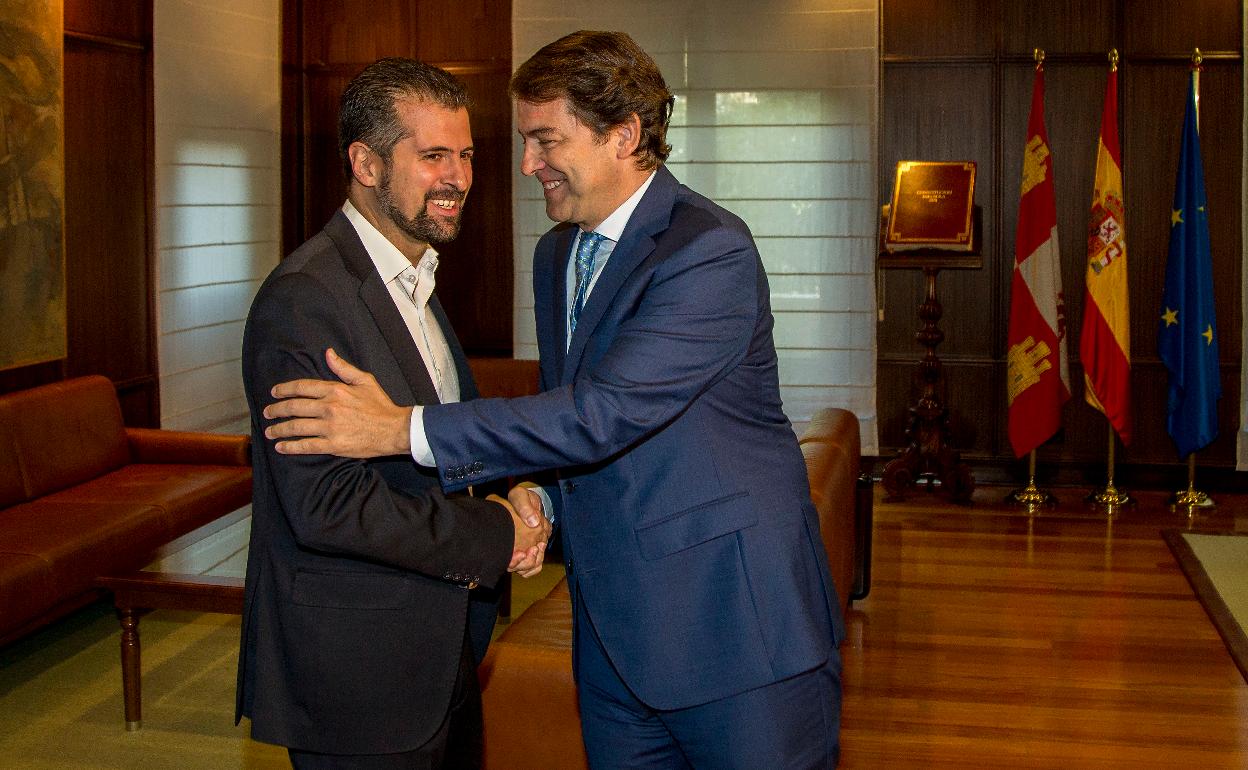 Alfonso Fernández Mañueco, presidente de la Junta, recibe a Luis Tudanca en su despacho.