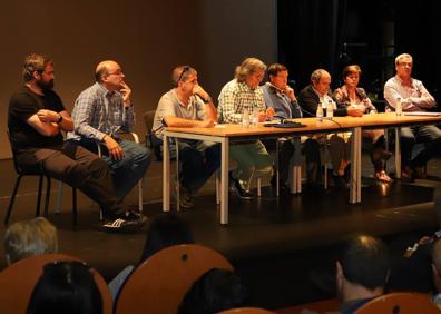 Imagen secundaria 1 - Vecinos de todas las edades han participado en la asamblea. 