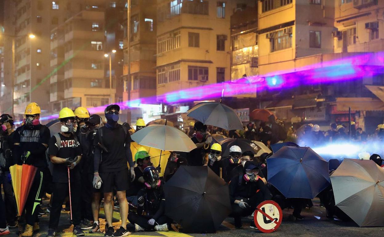 Los manifestantes desafían a las fuerzas de seguridad en las calles de Hong Kong.
