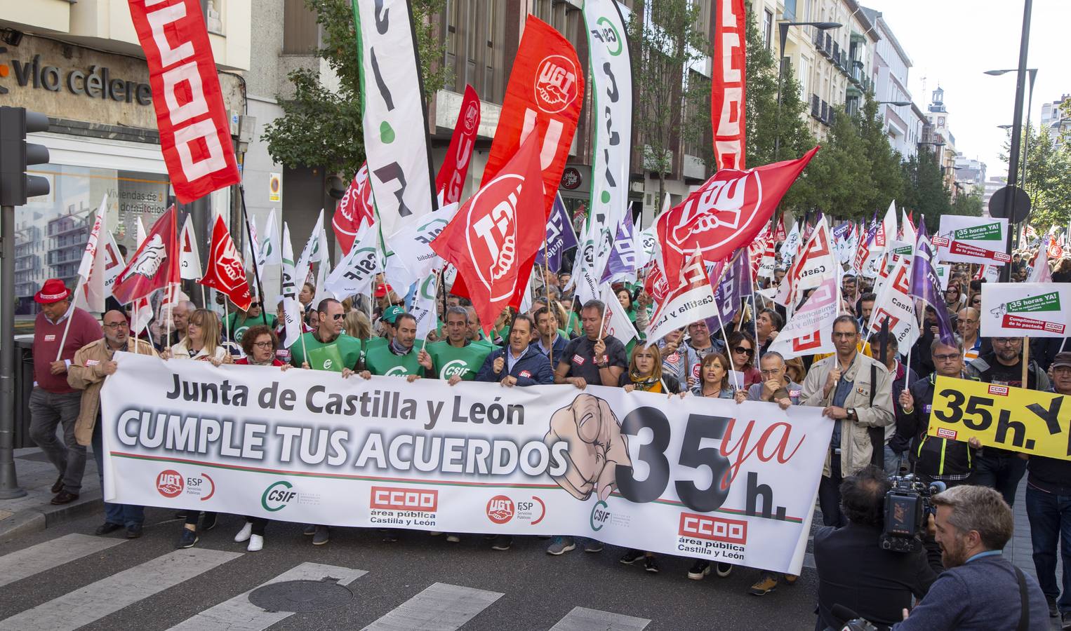 Fotos: Concentración de funcionarios en Valladolid por la jornada semanal de 35 horas