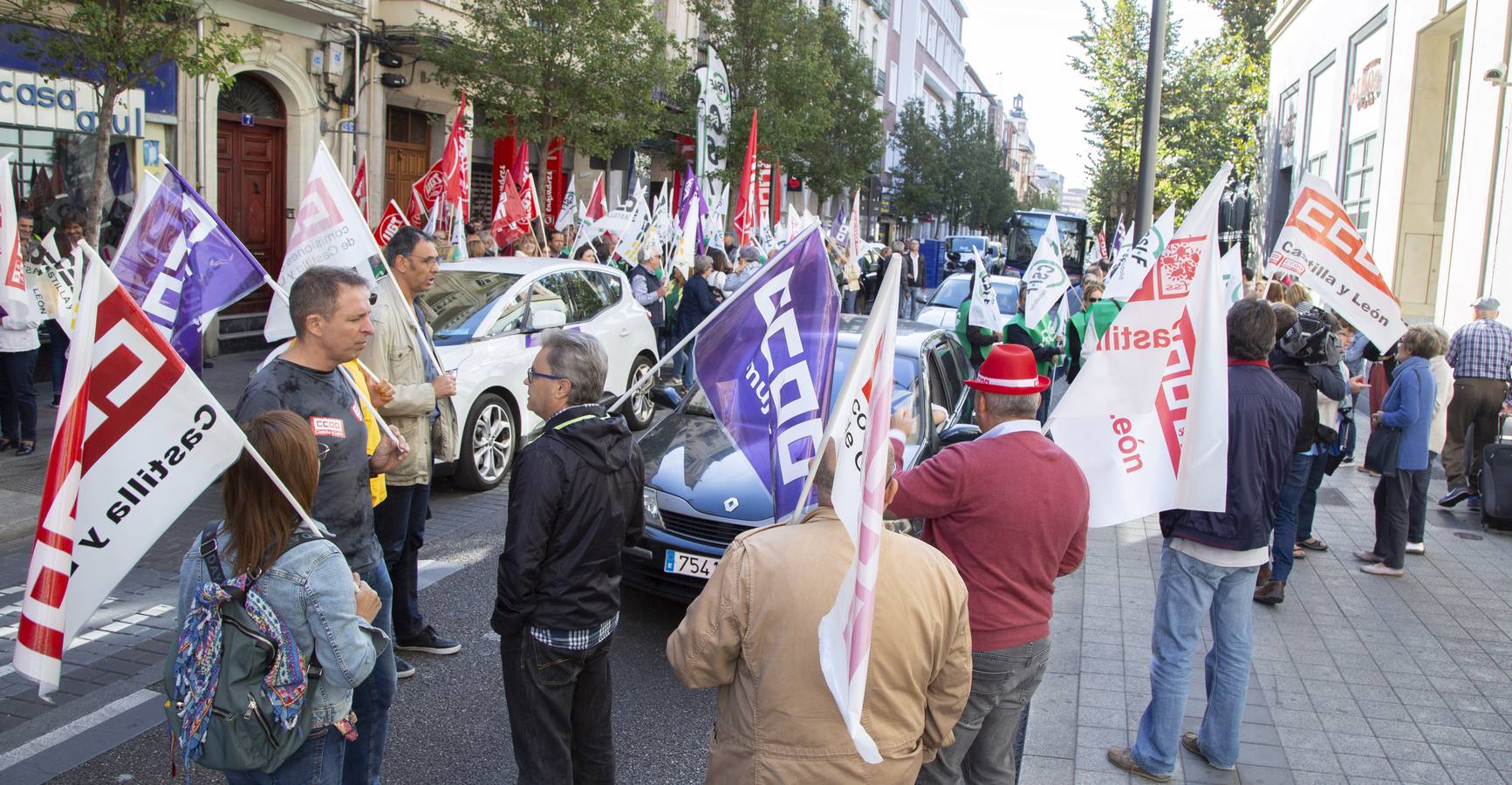 Fotos: Concentración de funcionarios en Valladolid por la jornada semanal de 35 horas