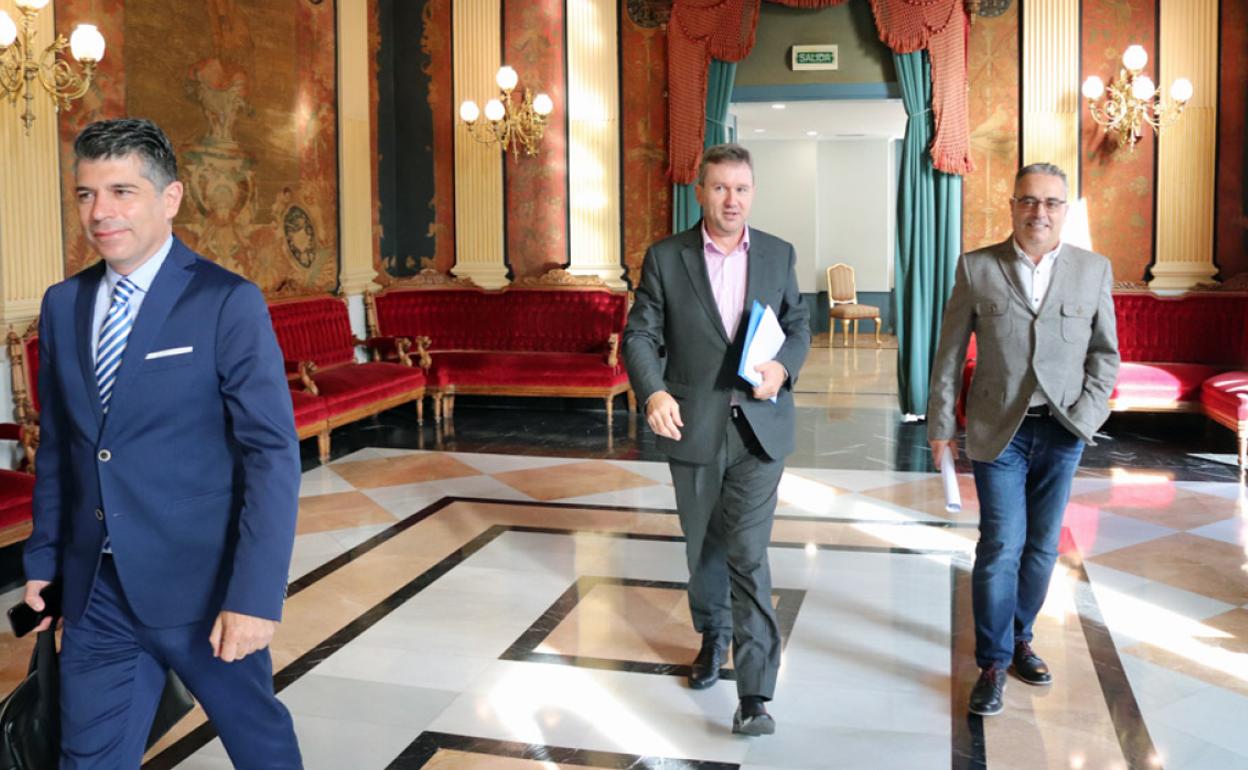 Vicente Marañón (Cs), Javier Lacalle (PP) y Ángel Martín (Vox) entrando a la sala para comparecer ante los medios