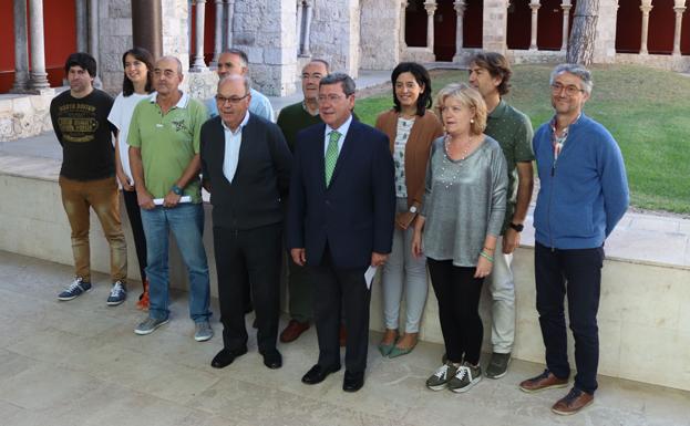 Los trabajadores del IDJ en el claustro del monasterio de San Agustín junto a César Rico y el presidente del IDJ, Ángel Carretón.