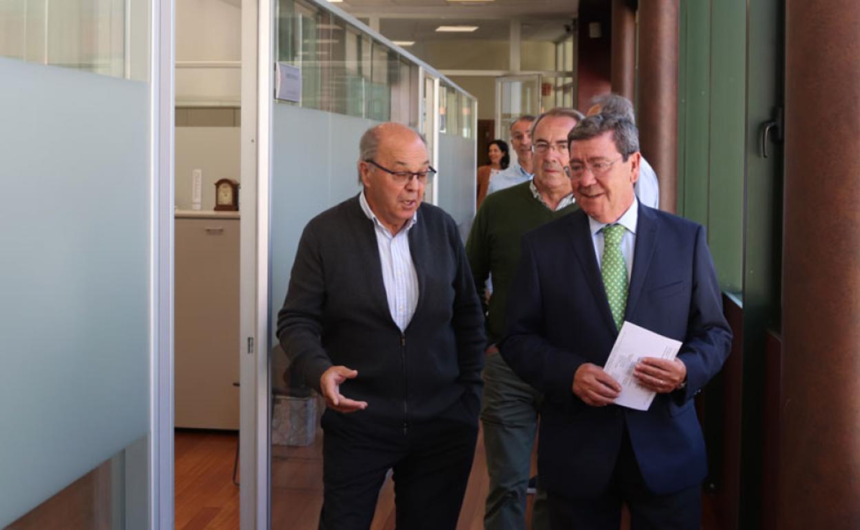 El presidente de la Diputación, César Rico (derecha) ha visitado esta mañana las oficinas del IDJ.