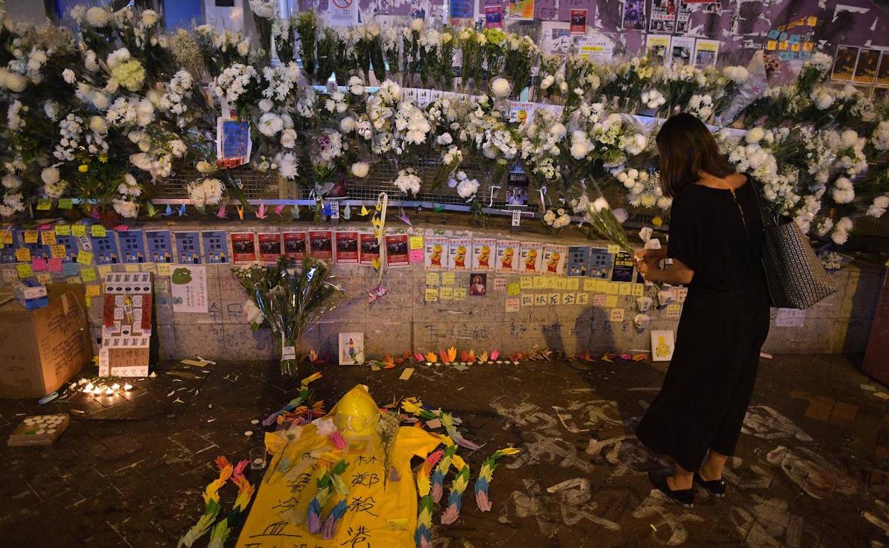 Mural en recuerdo del joven que recibió un disparo durante los disturbios, en las inmediaciones de una comisaría de Hong Kong.