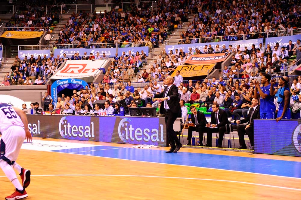 Peñarroya dirigiendo al equipo desde el área técnica