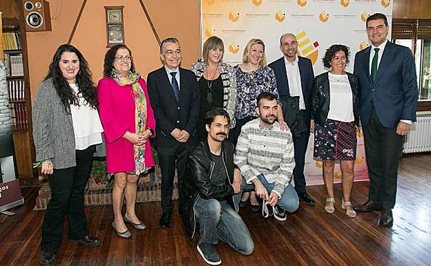 Imagen principal - Visita del consejero de la Presidencia y de la consejera de Familia a la Fundación Candeal-Proyecto Hombre. 