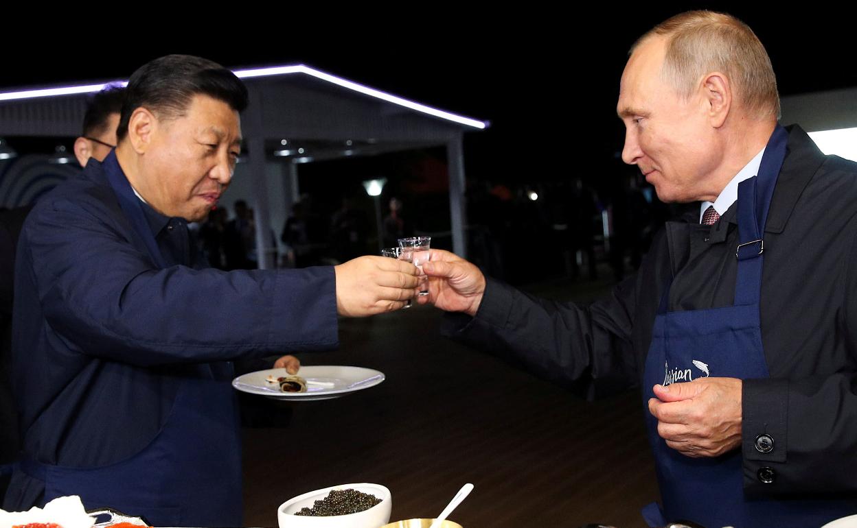 Xi Jinping y Putin brindan en una de sus reuniones. 