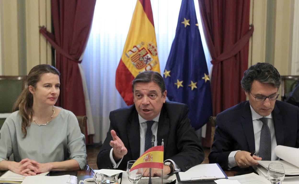 El ministro Luis Planas junto a la subsecretaria de Agricultura Pesca y Alimentación, María Dolores Ocaña y el secretario general de Agricultura y Alimentación, Fernando Miranda.