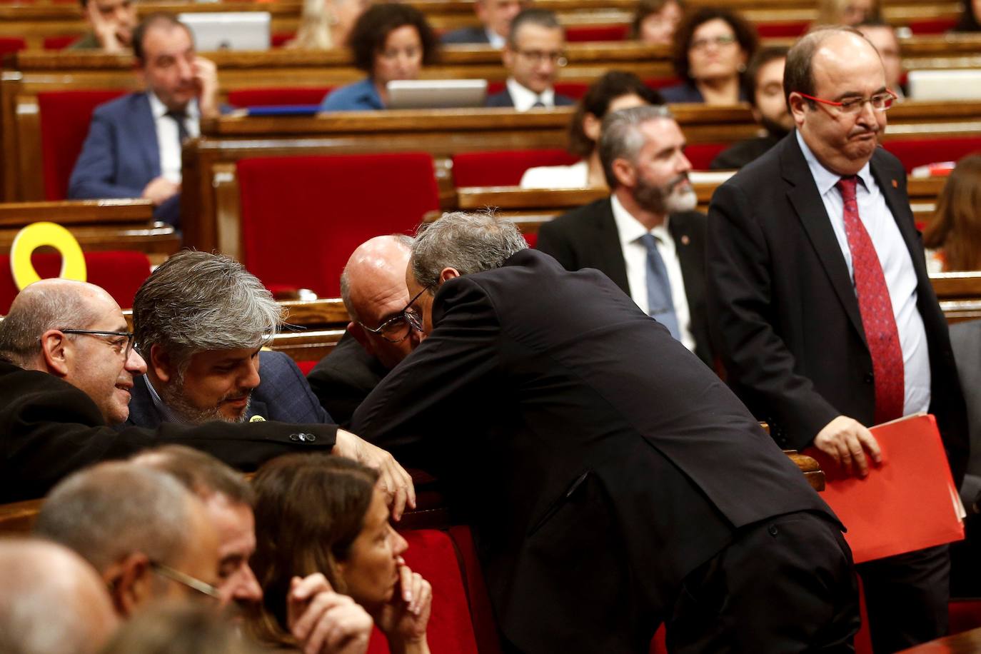 Miquel Iceta pasa junto a Quim Torra durante el debate.