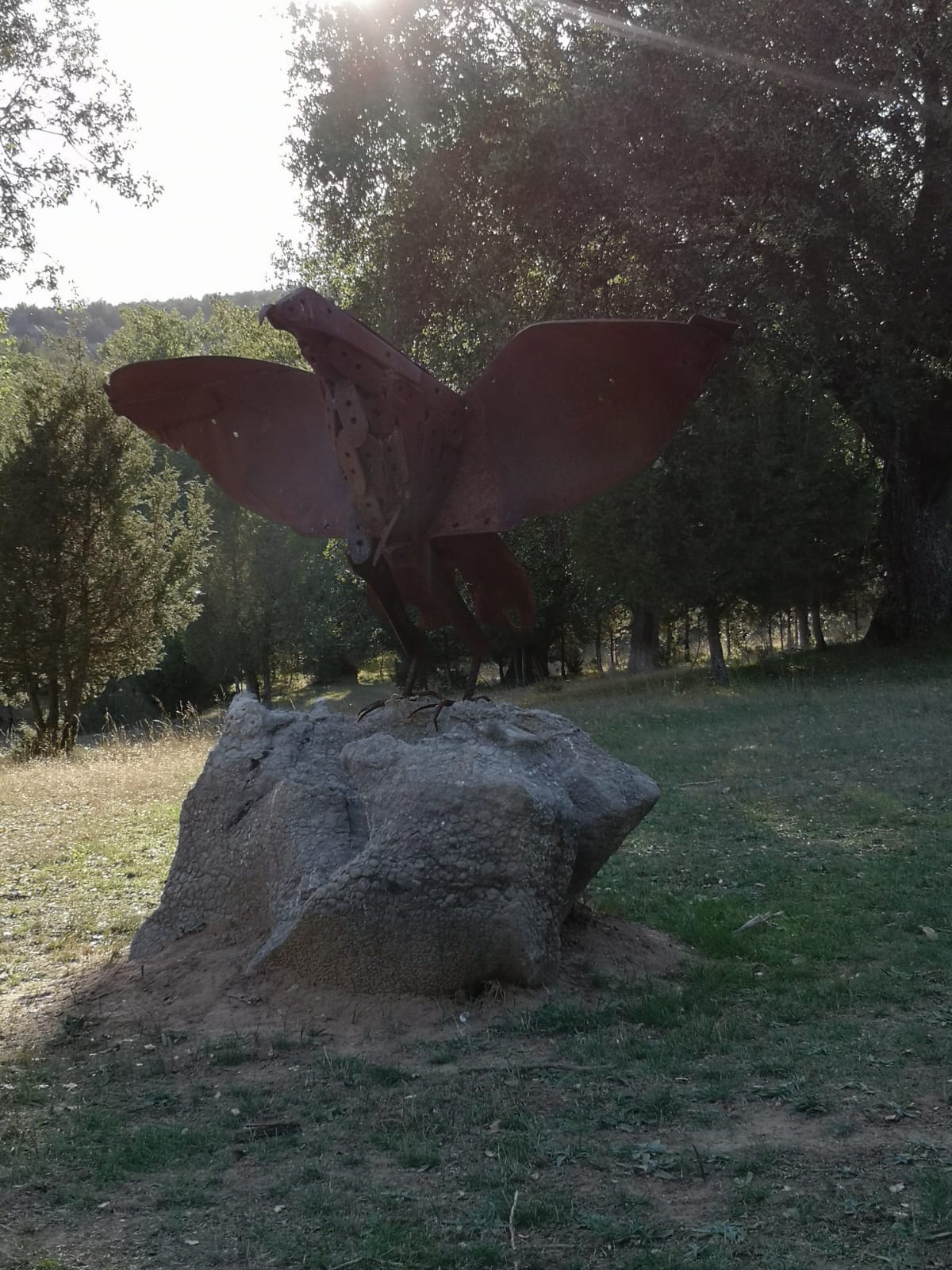 José Luis Blanco, conocido como 'el herrero de Hortigüela', comenzó hace un año a instalar y crear esculturas de hierro en un paraje del pueblo | Una nécora o un dinosaurio conviven con los protagonistas de 'El bueno, el feo y el malo' creados a partir de un extintor