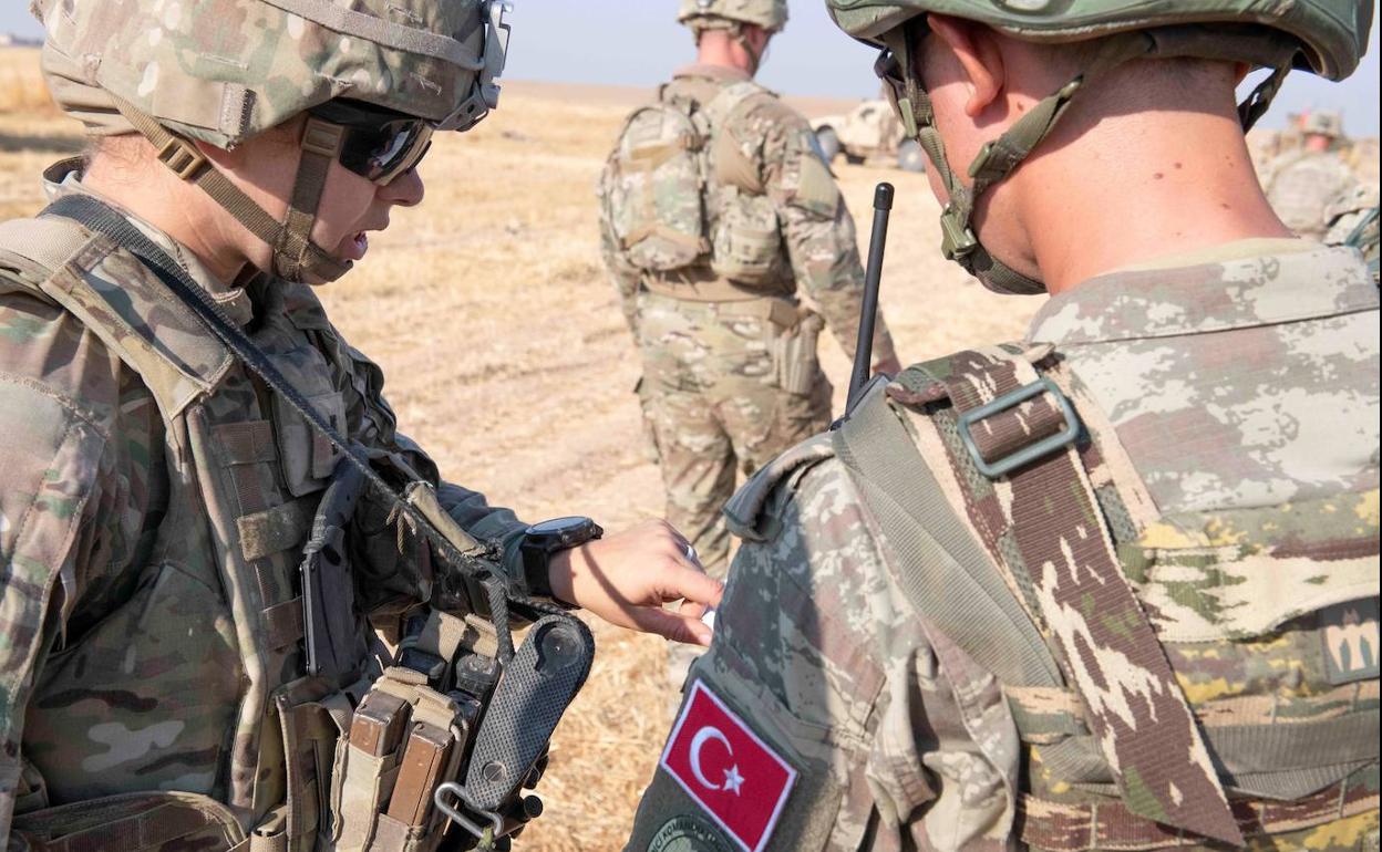 Una de las últimas patrullas conjuntas realizada el pasado domingo entre militares estadounidenses y turcos, en el norte de Siria