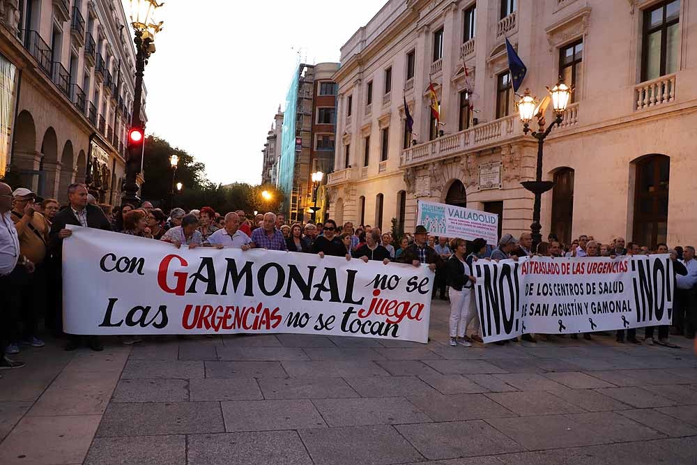 Alrededor de 2.000 burgaleses se han manifestado este martes contra la decisión de cerrar los PAC de Gamonal y San Agustín para unificarlos en el Divino Valles