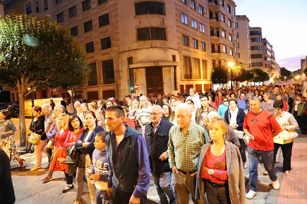 Alrededor de 2.000 burgaleses se han manifestado este martes contra la decisión de cerrar los PAC de Gamonal y San Agustín para unificarlos en el Divino Valles