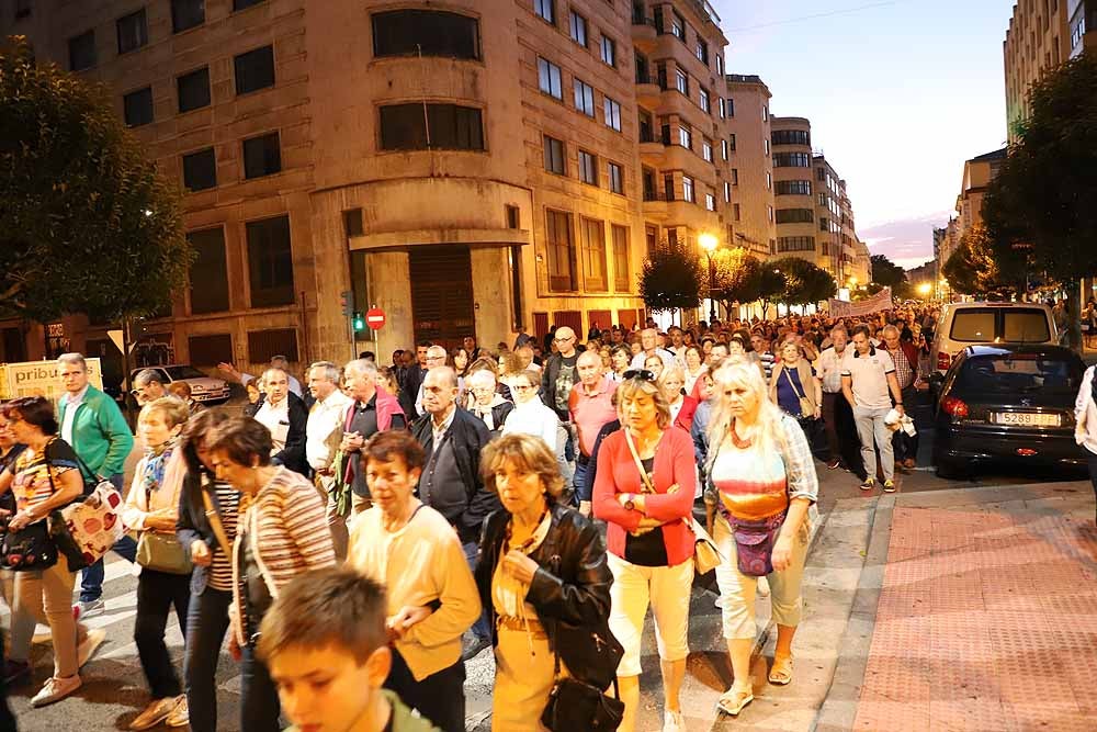 Alrededor de 2.000 burgaleses se han manifestado este martes contra la decisión de cerrar los PAC de Gamonal y San Agustín para unificarlos en el Divino Valles