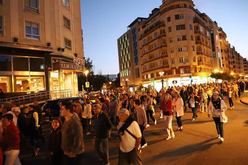 Alrededor de 2.000 burgaleses se han manifestado este martes contra la decisión de cerrar los PAC de Gamonal y San Agustín para unificarlos en el Divino Valles