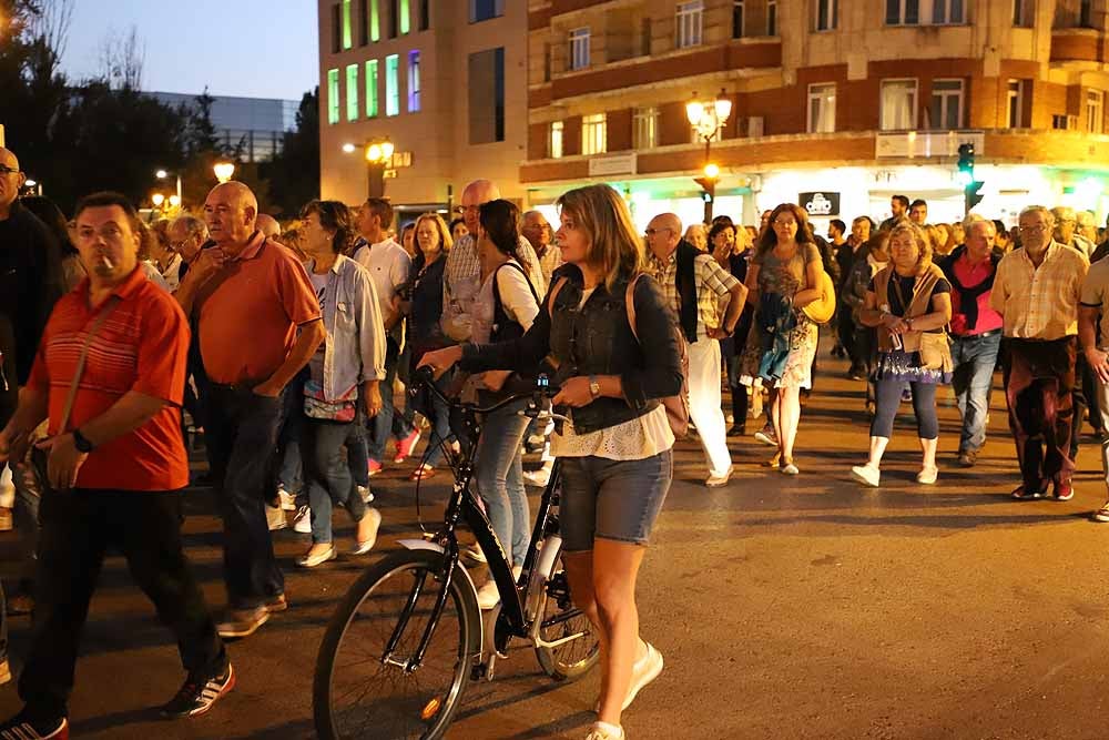 Alrededor de 2.000 burgaleses se han manifestado este martes contra la decisión de cerrar los PAC de Gamonal y San Agustín para unificarlos en el Divino Valles