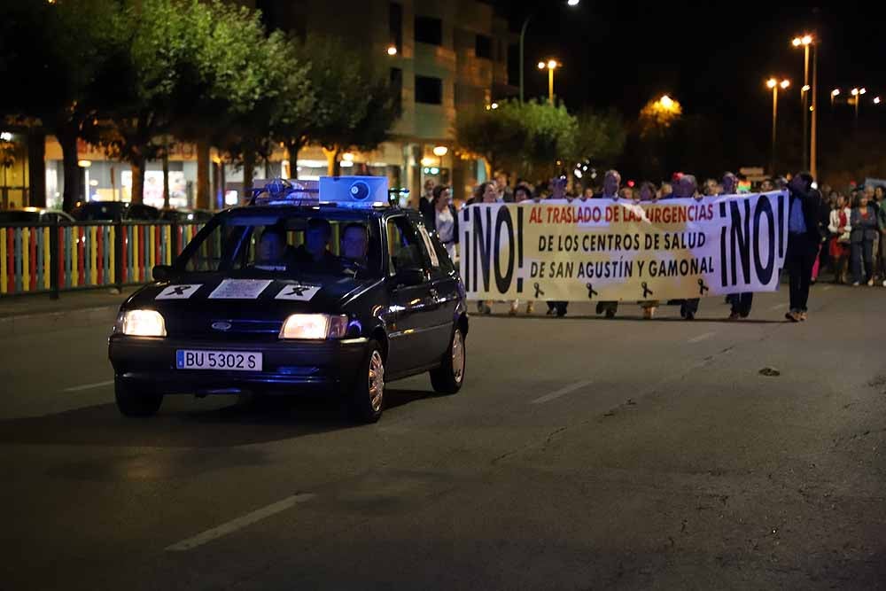 Alrededor de 2.000 burgaleses se han manifestado este martes contra la decisión de cerrar los PAC de Gamonal y San Agustín para unificarlos en el Divino Valles