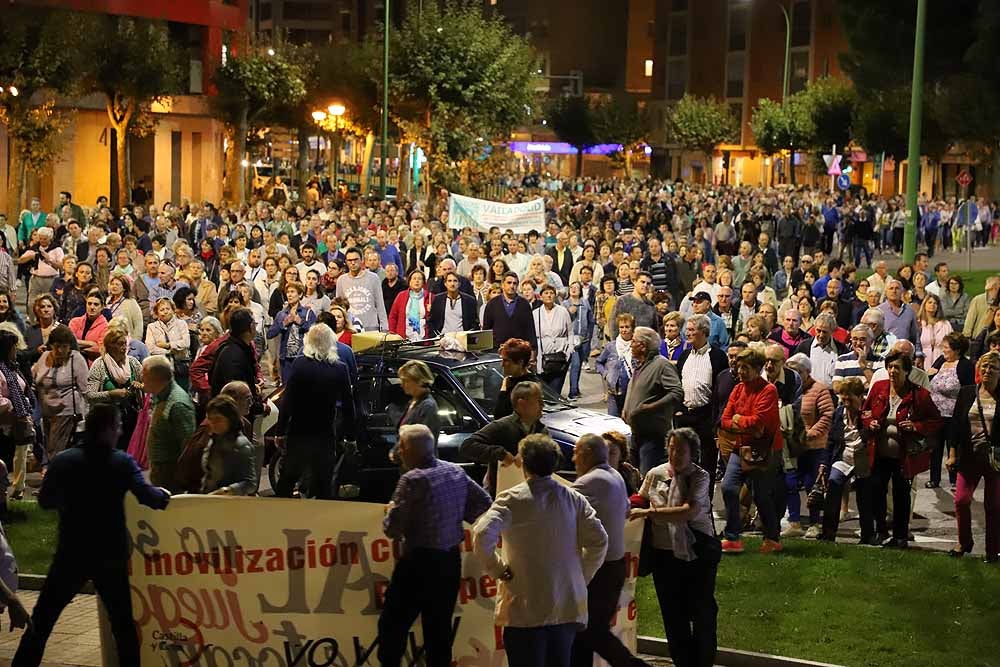 Alrededor de 2.000 burgaleses se han manifestado este martes contra la decisión de cerrar los PAC de Gamonal y San Agustín para unificarlos en el Divino Valles