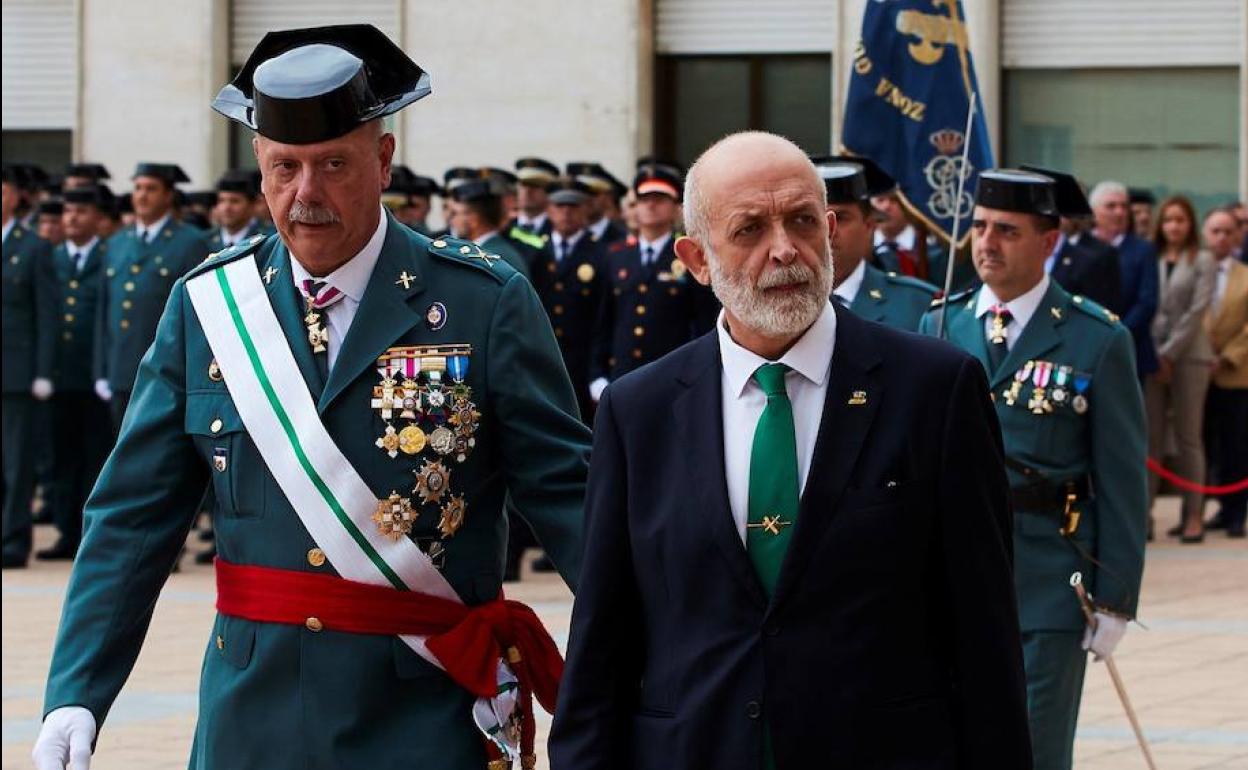 El jefe de la Benemérita en Cataluña, Pedro Garrido, junto al director general de la Guardia Civil, Félix Vicente Azón.