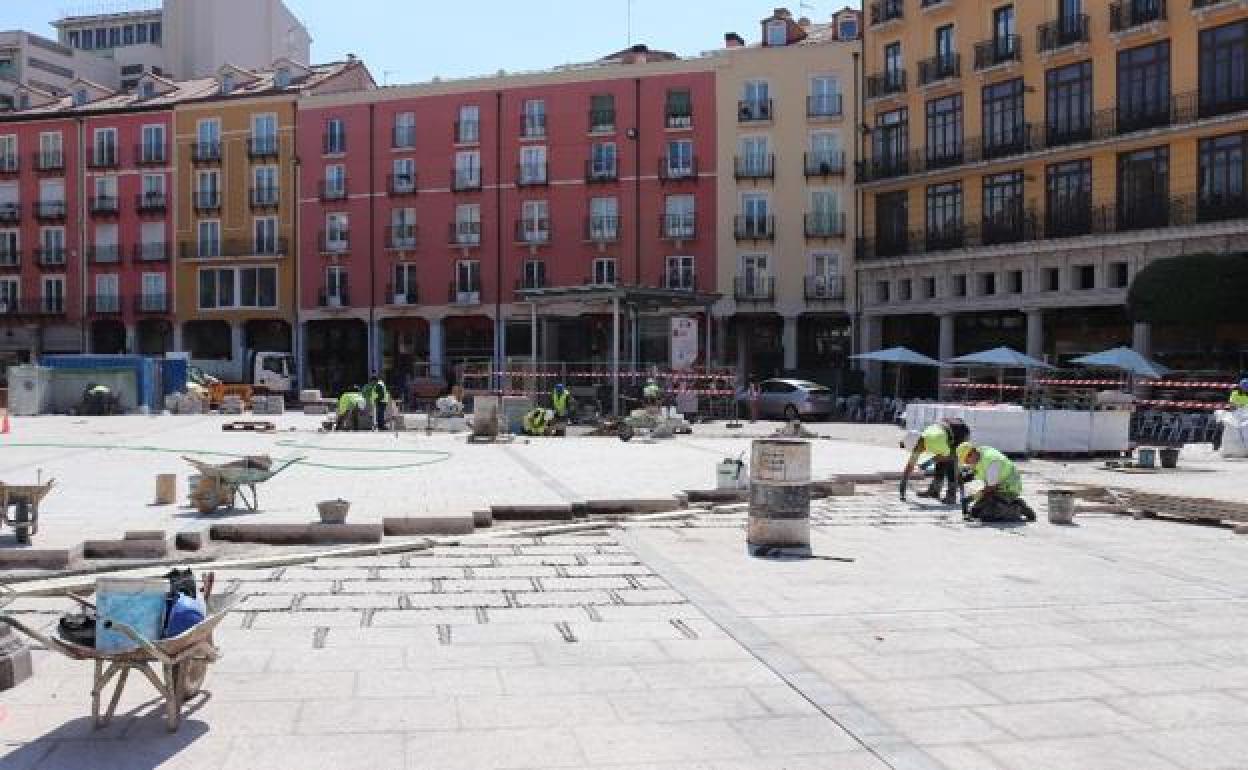 Dos trabajadores, durante la reforma de la Plaza Mayor.