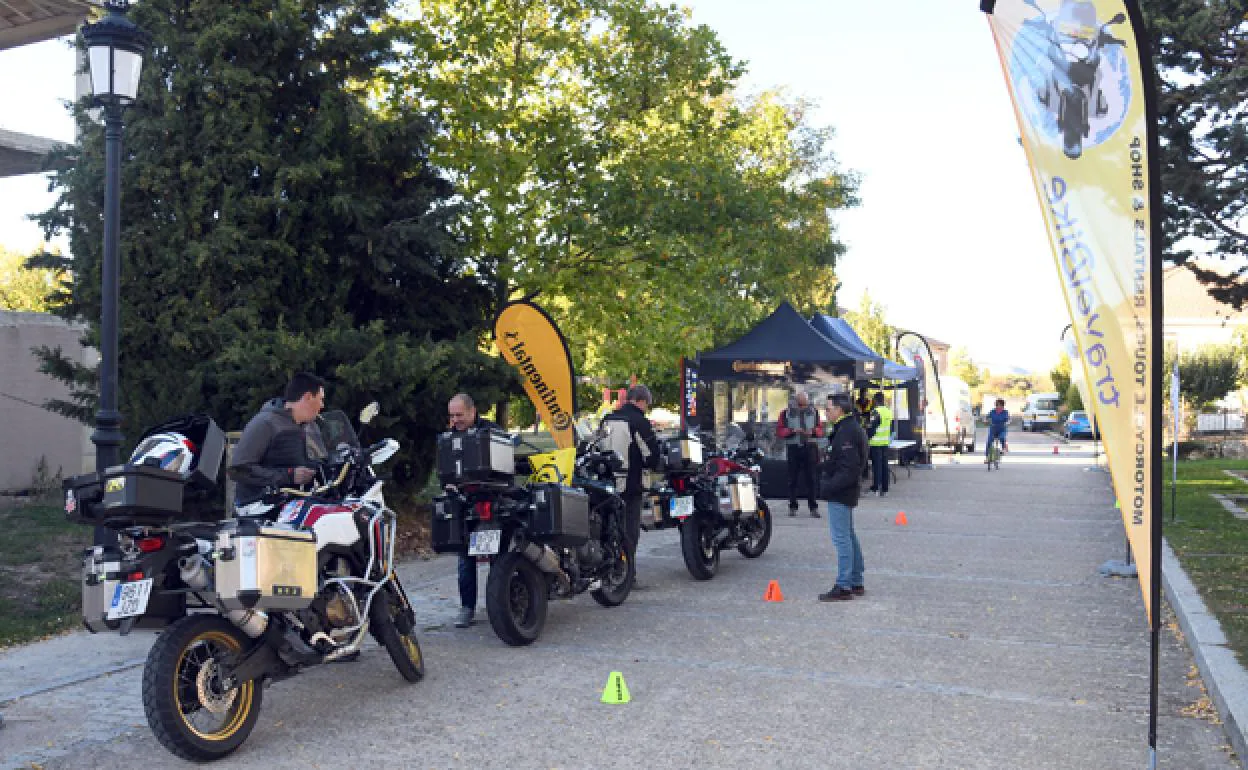 Participantes del I Rally Motorutístico Camino del Cid. 