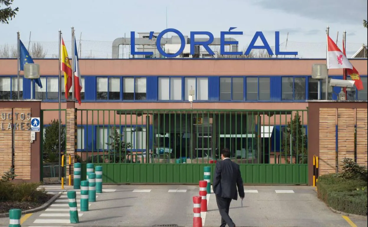 Entrada principal a la fábrica de L'Oréal en Burgos. 