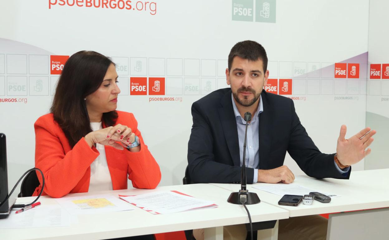 La secretaria general del PSOE de Burgos, Esther Peña, y el secretario de Organización provincial socialista, David Jurado.