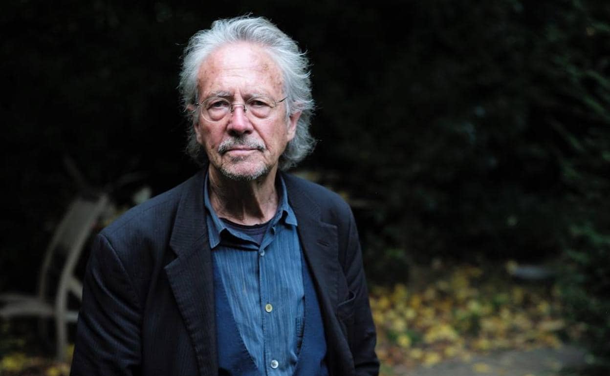 El Premio Nobel de Literatura 2019 Peter Handke en su casa de Chaville, cerca de París.