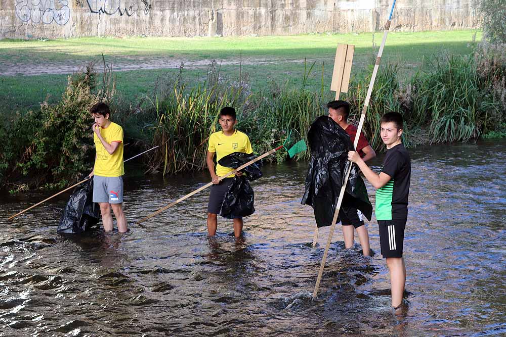 5.000 patos se han lanzado al río por dos buenas causas: colaborar con los proyectos de acceso al agua potable que lleva a cabo Amycos en Bolivia y el mantenimiento del comedor y la casa de acogida de las Hijas de la Caridad de Burgos.