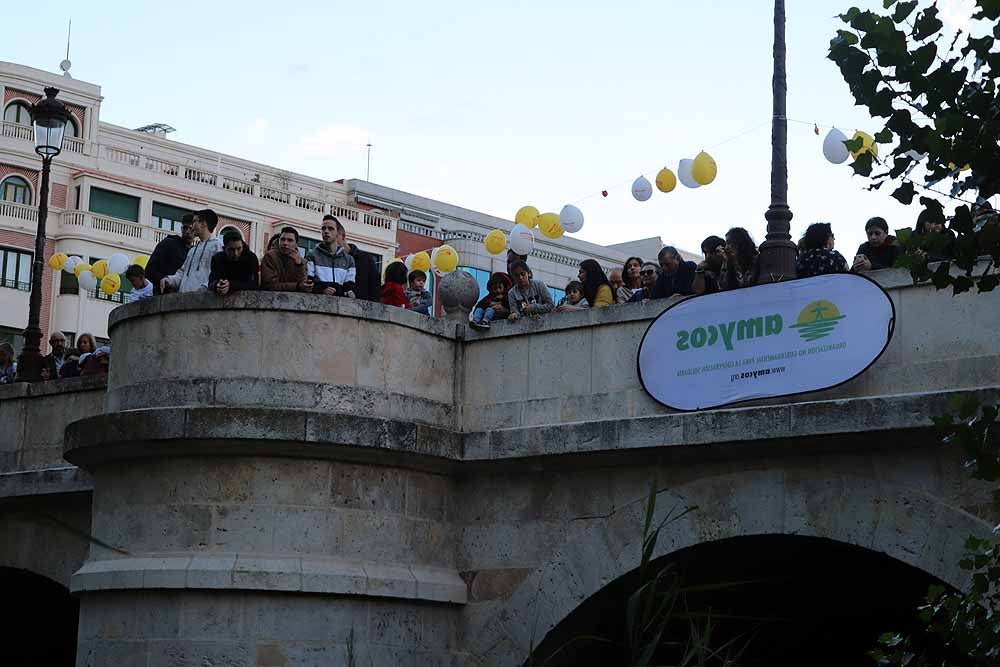 5.000 patos se han lanzado al río por dos buenas causas: colaborar con los proyectos de acceso al agua potable que lleva a cabo Amycos en Bolivia y el mantenimiento del comedor y la casa de acogida de las Hijas de la Caridad de Burgos.