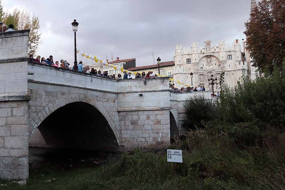 5.000 patos se han lanzado al río por dos buenas causas: colaborar con los proyectos de acceso al agua potable que lleva a cabo Amycos en Bolivia y el mantenimiento del comedor y la casa de acogida de las Hijas de la Caridad de Burgos.