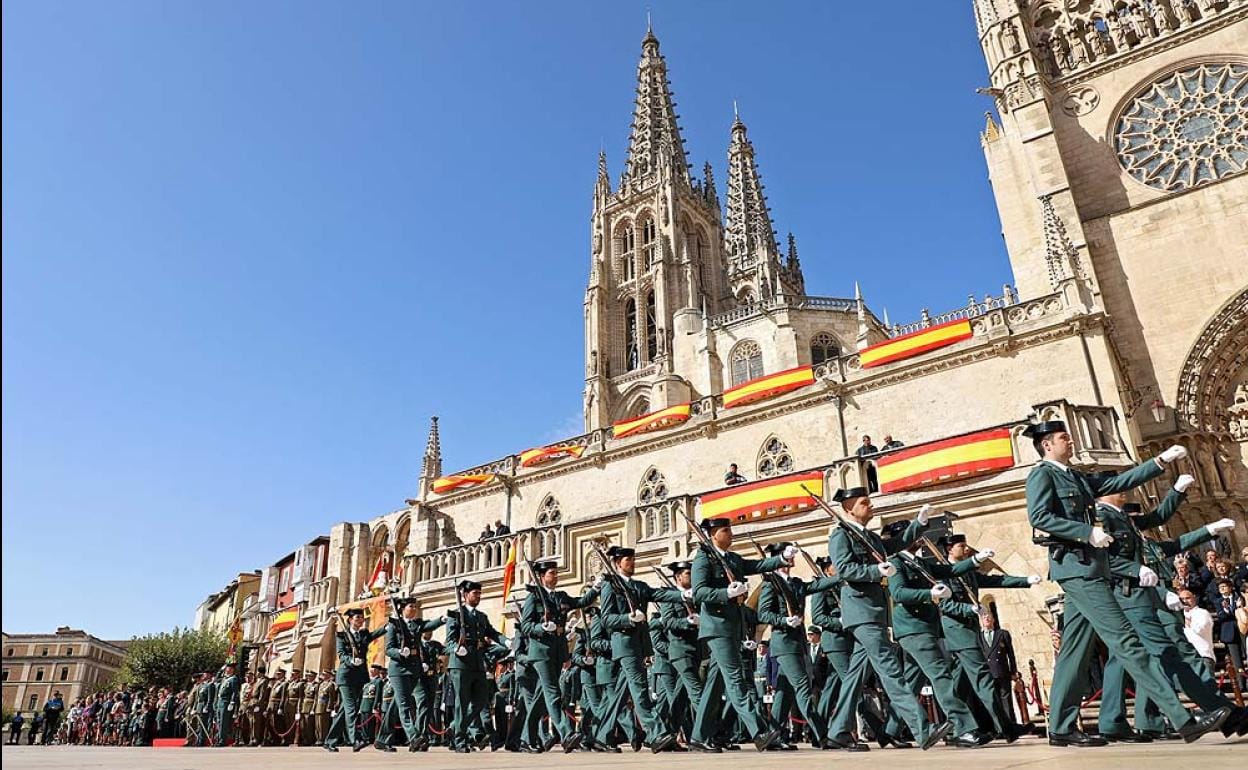 La Guardia Civil ha desfilado a los pies de la Catedral