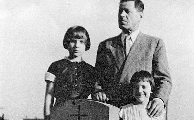 Natascha Wodin (izq.) con su padre y su hermana, en la tumba de su madre