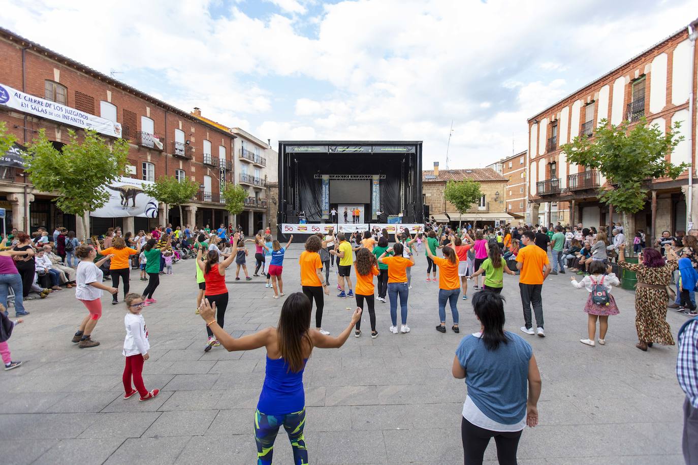 Más de 1.200 deportistas han participado hoy en la sexta edición de la Demandasaurus de Salas de los Infantes, que ha constado de tres carreras de ciclismo de montaña (BTT) de 48, 34 y 17 kilómetros, dos pruebas a pie de 22 y 10 kilómetros y una marcha a pie de 10 kilómetros. Entre los participantes, los organizadores han destacado la presencia del triple campeón del mundo de Trail, el burgalés Luis Alberto Hernando.