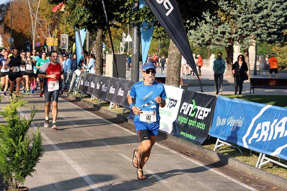 Más de 1.300 corredores se han dado cita esta mañana en la cuarta edición de la Campofrío Maratón Burgos.