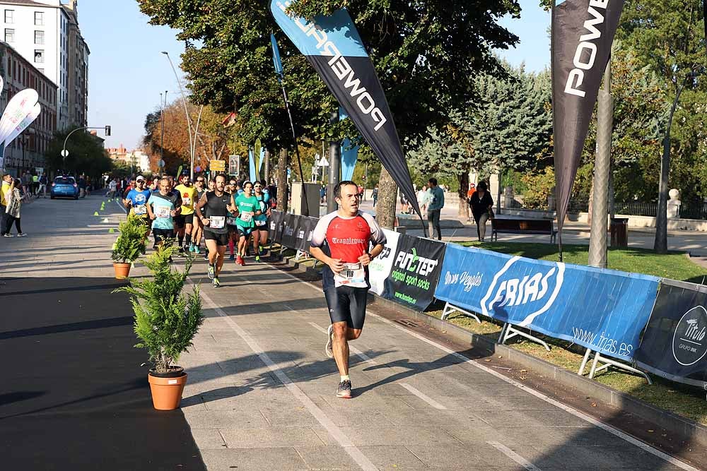 Más de 1.300 corredores se han dado cita esta mañana en la cuarta edición de la Campofrío Maratón Burgos.