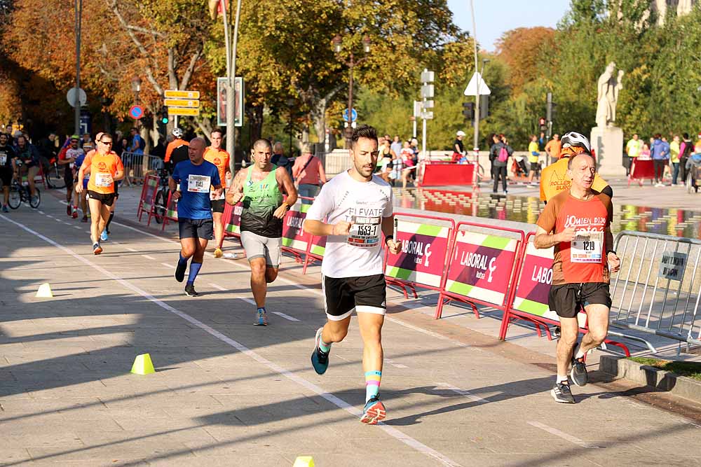 Más de 1.300 corredores se han dado cita esta mañana en la cuarta edición de la Campofrío Maratón Burgos.