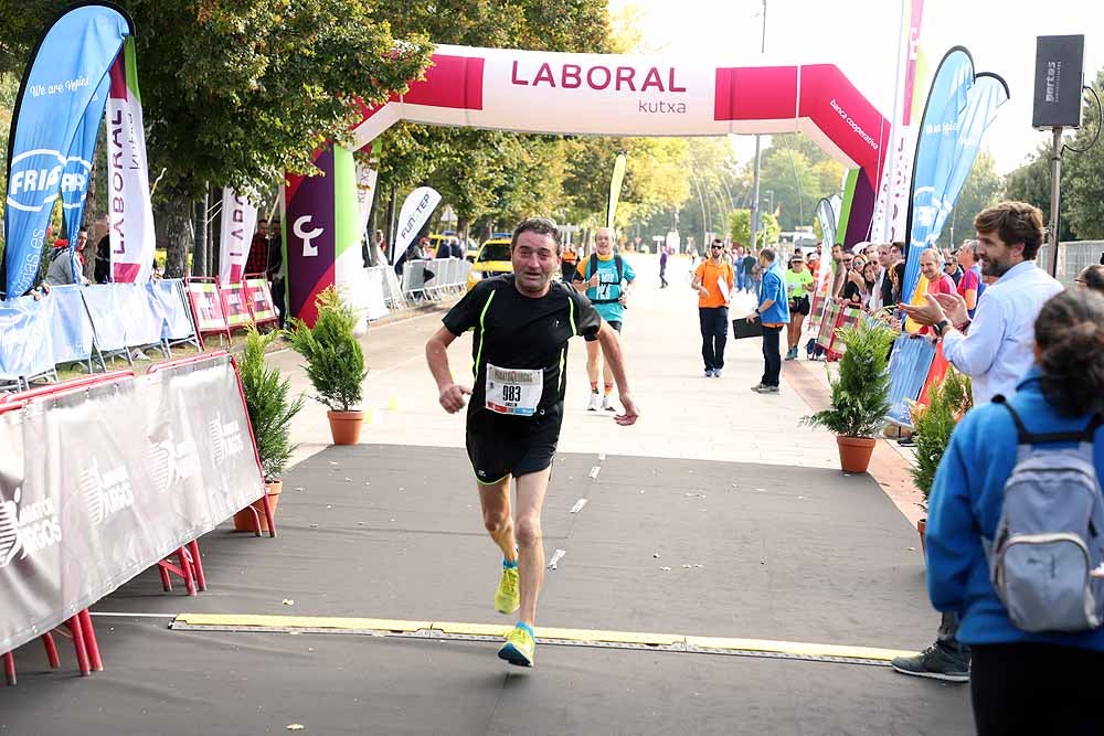 Más de 1.300 corredores se han dado cita esta mañana en la cuarta edición de la Campofrío Maratón Burgos.