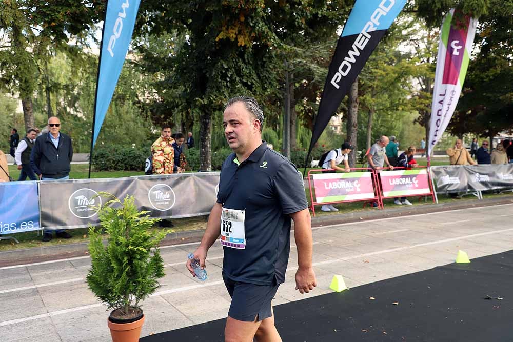 Más de 1.300 corredores se han dado cita esta mañana en la cuarta edición de la Campofrío Maratón Burgos.