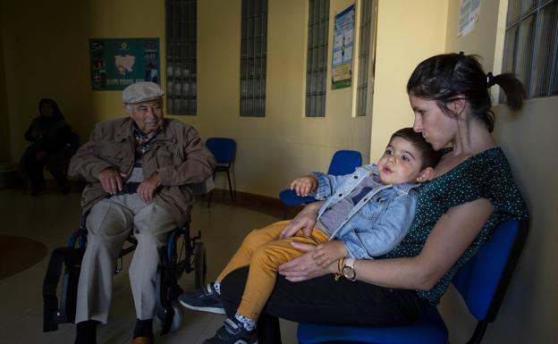 José Joaquín mira al pequeño Óliver, en brazos de su madre, Miriam Moral. 